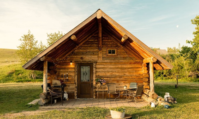 Pincher Creek Cabin | Red's Cabin- Your cosy farm getaway 5 minutes from Pincher Creek