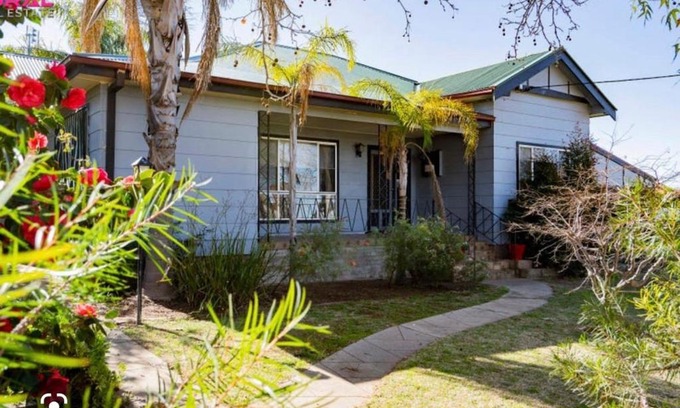Narrandera House | Red Steps - 4 bedroom home