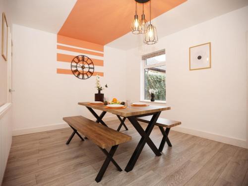 Swindon Apartment | Redcliffe House By N And N Stays Ltd - Charming Home close to Designer Outlet, Perfect for Contractors & Workers with convenient on street parking