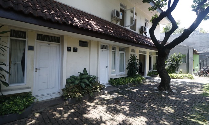 Mampang Prapatan Hotel | RedDoorz @ Jalan Gatot Subroto Jakarta
