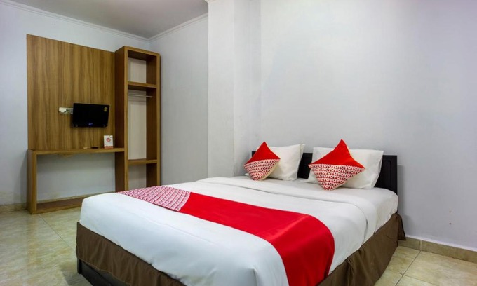 Makassar Hotel | RedDoorz near Balai Kota Makassar