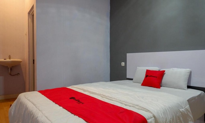 Batang Hotel | RedDoorz near Pasar Batang