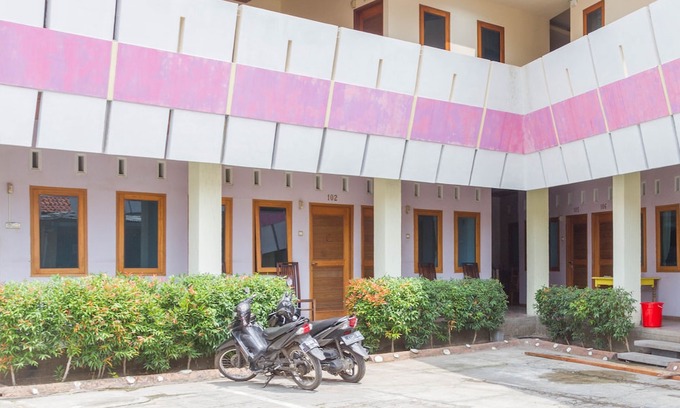 North Cirebon Hotel | RedDoorz Near Pasar Pagi Cirebon 2