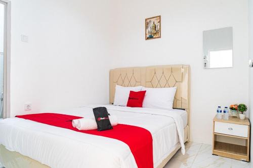 Jakarta House | RedDoorz near Tarumanagara University