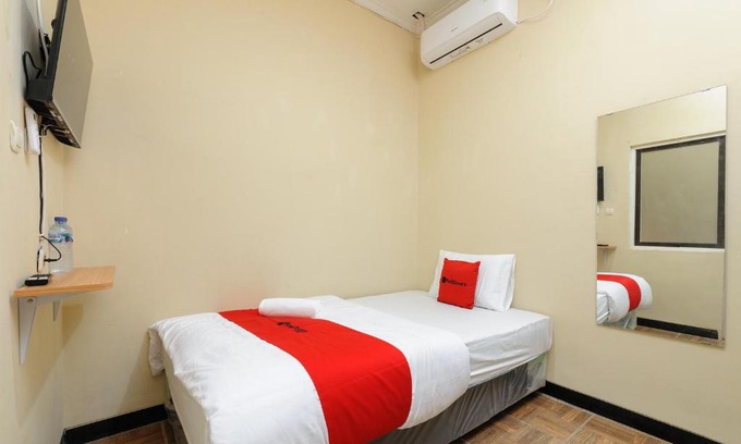 Bogor Selatan Hotel | RedDoorz near The Jungle Waterpark Bogor