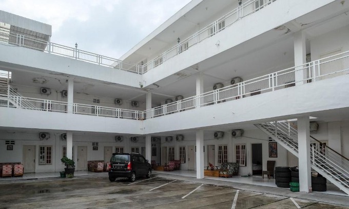 Surakarta Hotel | RedDoorz Plus near UMS Solo