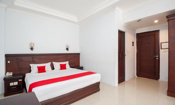Padang Hotel | RedDoorz Syariah near RS Yos Sudarso Padang