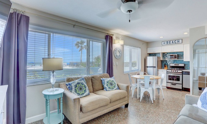 North Redington Beach Condo | Redington Surf Resort 06 Quaint Beach Front Condo Motel