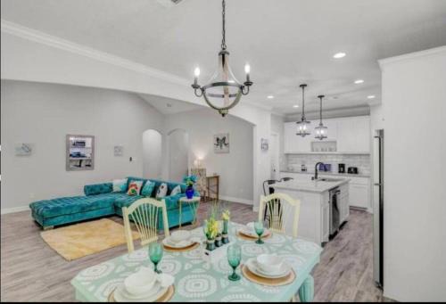 Beaumont House | Reduced! Newly Renovated Luxe West Beaumont w Priv