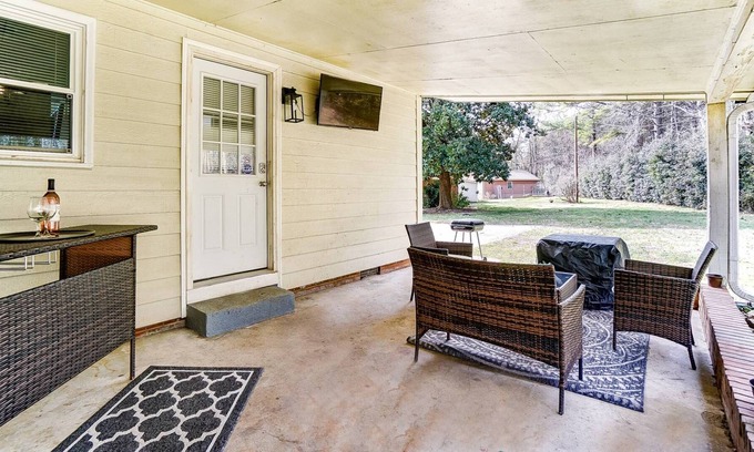 Concord House | Reduced Pricing - Cute & Cozy Cottage - Just 10 mins. from Downtown Concord - Pets Ok - Large Yard