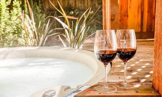 Guerneville Cabin | RedwoodRetreat:Happy & Bright Family Redwood Cabin!Walk to River!WIFI/AC/HtTb