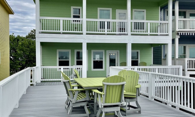 Elmaton House | “Reeling Em Inn” waterfront home on the Colorado River. Boat slip included.