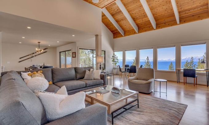 Lake Forest House | Reflections - Lakeview - TLUXP