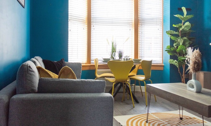 Paisley Apartment | Refreshing Modern Apartment in Renfrewshire
