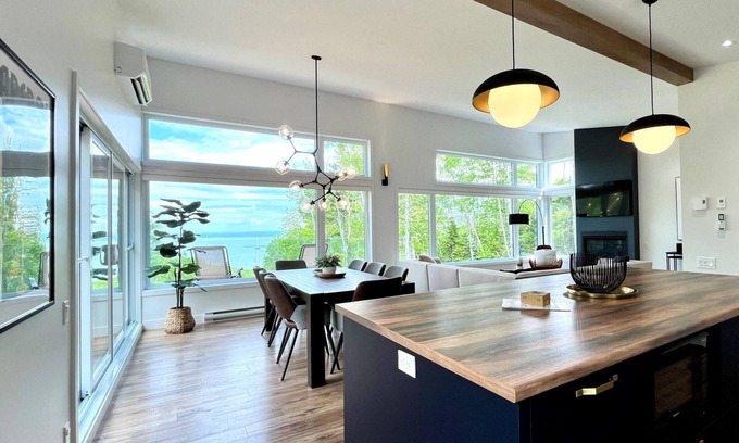 Les Eboulements Ski Chalet | Refuge 1: River Views & Private Spa Retreat