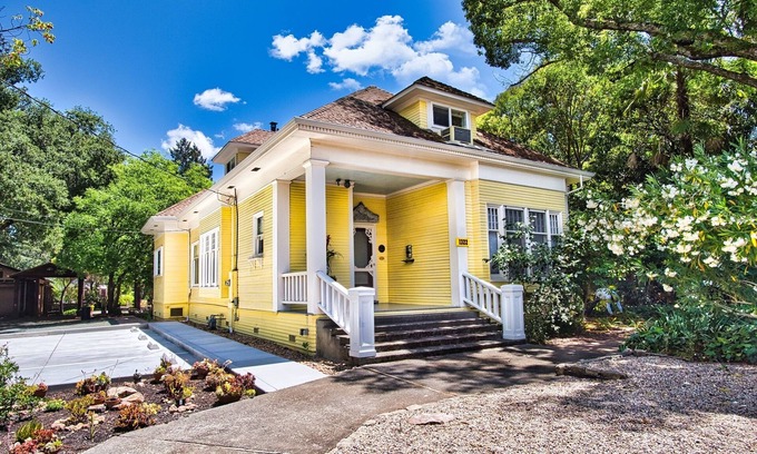 Calistoga House | Regal 4bd/4ba Victorian Home in Downtown Calistoga
