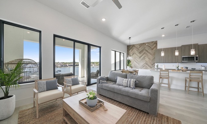 Montgomery Condo | Rejuvenate at Lake Conroe's #1 food spot! 60% Discount for Monthly Stays!