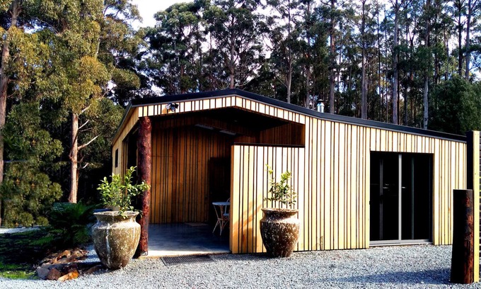 Franklin Cottage | Relax and indulge in a country garden at Franklin, Tasmania