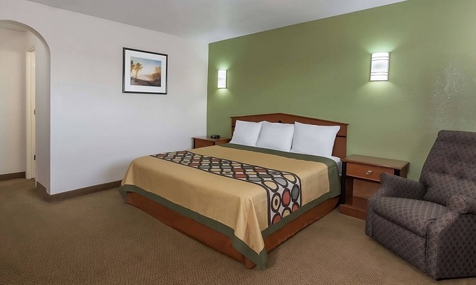 Austin Ave. Resort | Relax and Recharge in Knights Inn Franklin Ave Waco! Free Parking, Pets Allowed