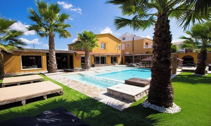 Rubi Villa | Relax and Recharge - only 34km from Barcelona!