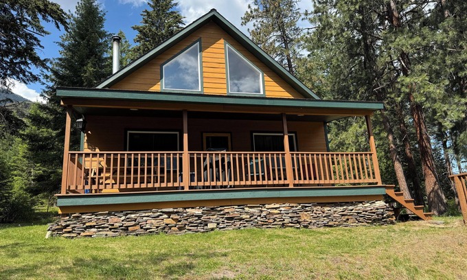 Plains Cabin | Relax and unwind in a family cabin on the Clark Fork River