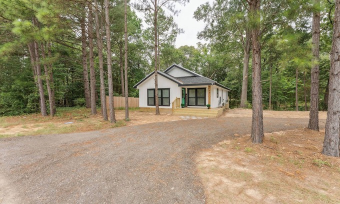 Quitman House | Relax and Unwind, Serene 3BR Retreat - Creek Views & World-Class Fishing Nearby