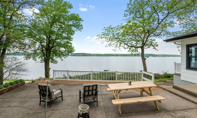 Nauvoo House | Relax at Eagle's Nest on the Mississippi River!