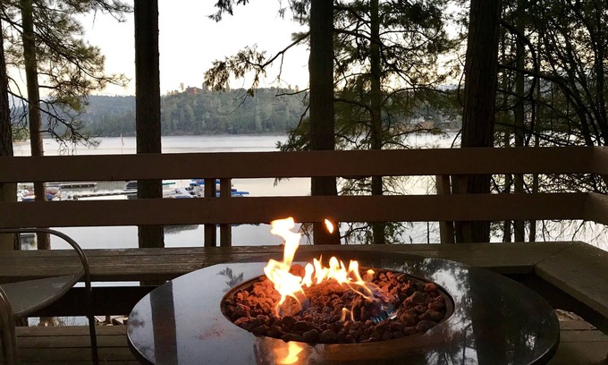 Groveland House | Relax at Lake Front Luxury Lodge-Near Yosemite-Pool Table-Private Dock and Lake