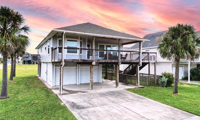 Pirates Beach House | Relax at our Beach Haven - Pet Friendly