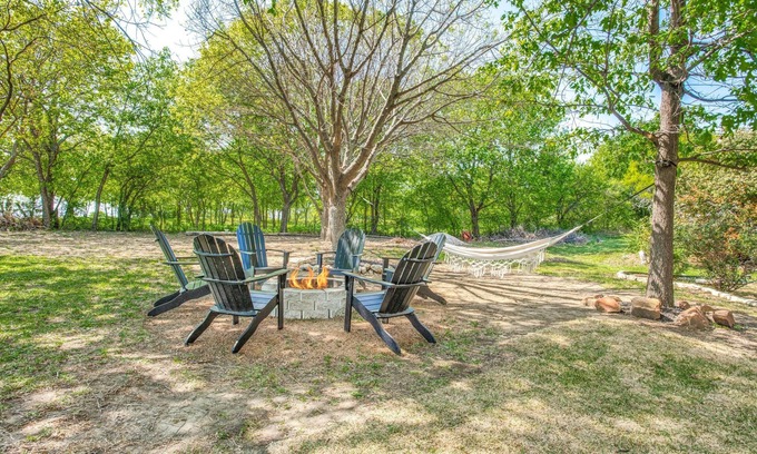 Little Elm House | Relax by fire pit - Walk to Lake