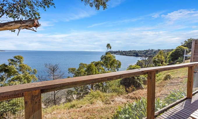 Metung House | Relax & enjoy 180 degrees, uninterrupted water views over Lake King