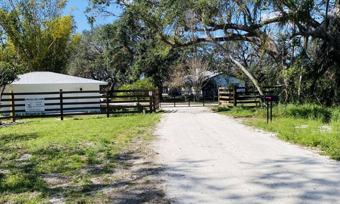 Fort Ogden House | Relax+Explore at the Berry Farm Fort Ogden {pet friendly}