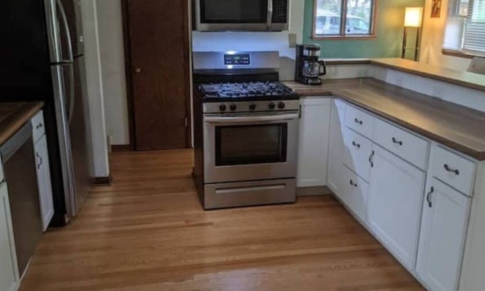 Glendale House | Relax in ranch near everything.