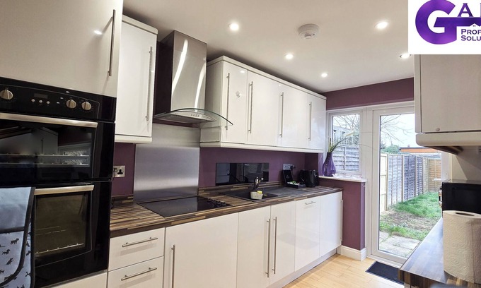 St Ives House | Relax in Style at Palm Trees House: : Close to Cambridge and Local Hotspots
