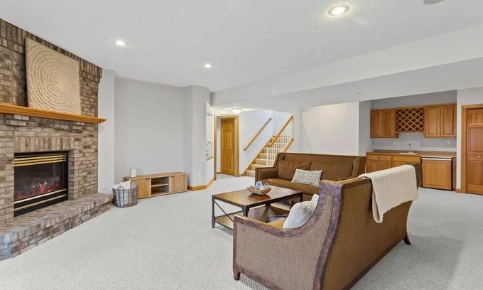 Eden Prairie House | Relax in Style in Huge House with Comfort – Perfect Short-Term Stay