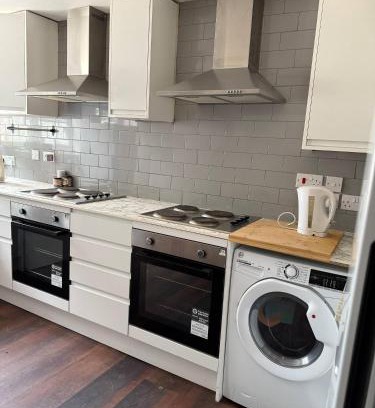 Brunel House | Relax in Uxbridge with Private Room Garden Access