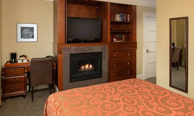 Astoria Hotel | Relax in Victorian Room w/Heated Tile Bathroom & River Views from Terrace