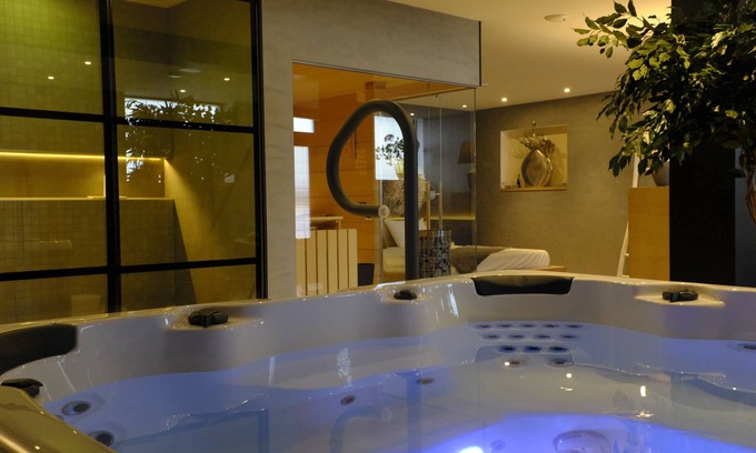 Nieuwe Niedorp Bed & Breakfast | Relax in Wellness Room with Sauna and Spa Bath and luxurious outdoor seating.