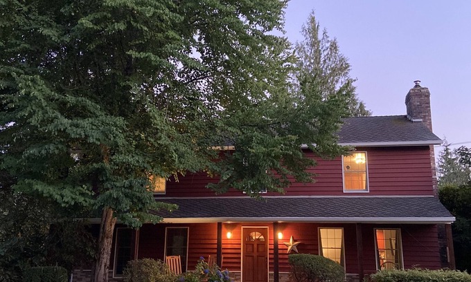 Sultan House | Relax on the Ranch….HOT TUB, SHEEP, LLAMAS