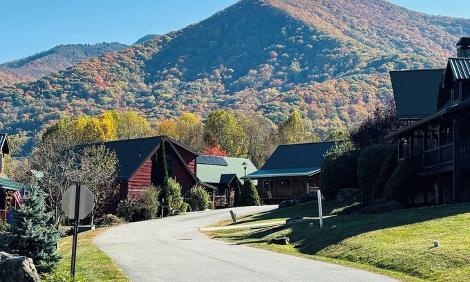 Maggie Valley Cabin | Relax & Recharge: Cozy Cabin with Hot Tub & Mountain Views