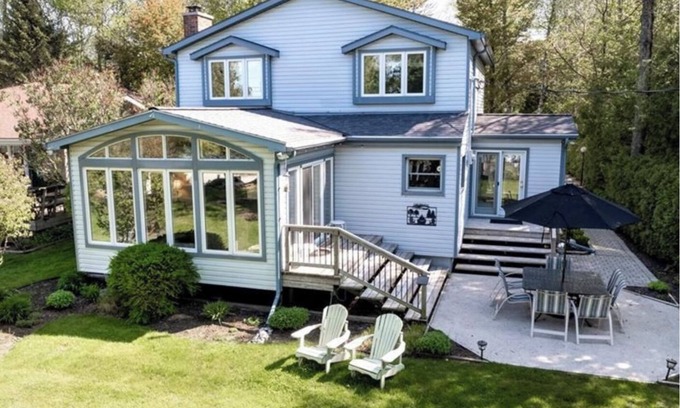 Huron-Kinloss Cottage | Relax with the whole family at this peaceful cottage in Point Clark, Ontario.