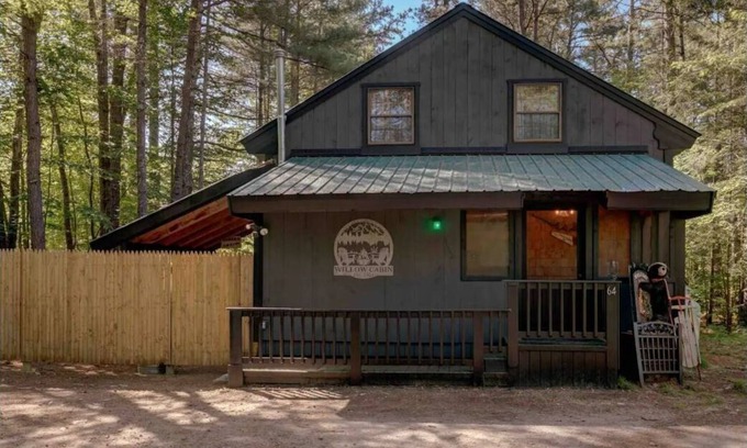 North Conway Cabin | Relax with the whole family at this peaceful 4 bedroom cabin.