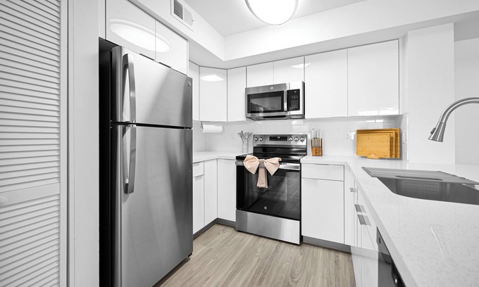 Deerfield Beach Apartment | Relaxation & Luxury | Pool | GYM | Parking | WIFI