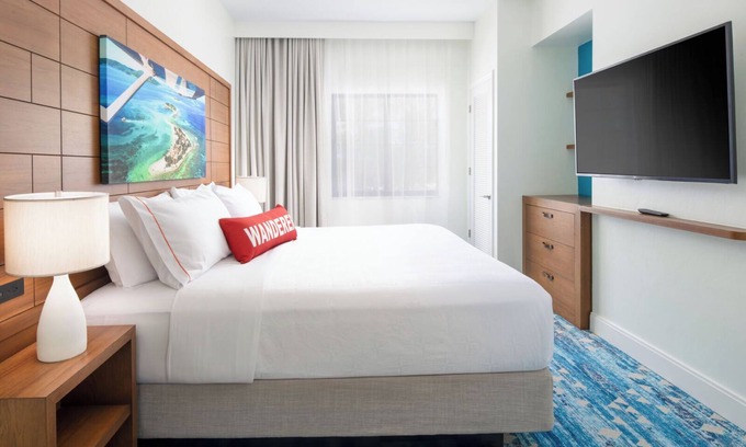 Park Shore Hotel | Relaxed Suite w/King Bed + Cozy Sitting Area – Ideal Stay!