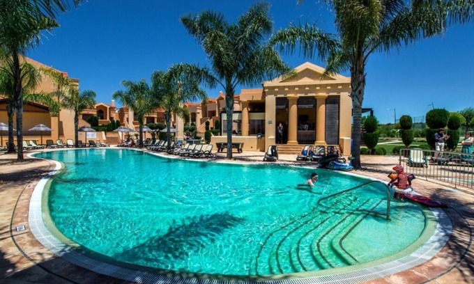 Praia da Luz Hotel | Relaxing 1BR Apartment with Full Kitchen! Outdoor Swimming Pool, Free Parking!
