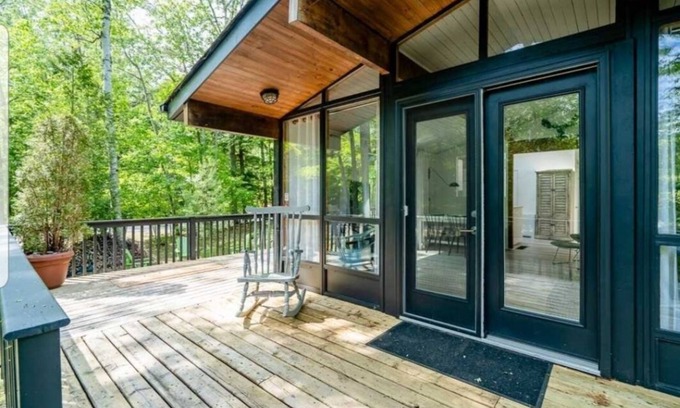 Tiny Cottage | Relaxing 3 bedroom cottage minutes to the beach