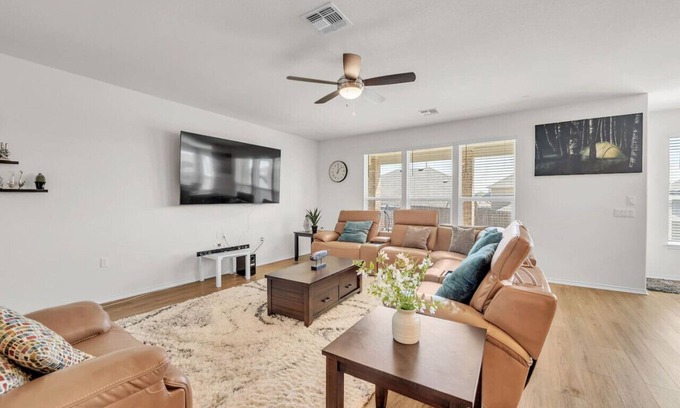 McNeil House | Relaxing 5-Bed Escape Minutes from Austin