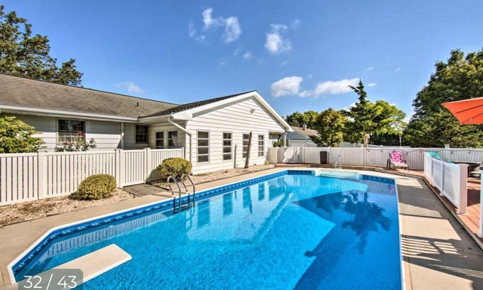 Palmyra House | Relaxing 5-Bedroom Getaway with Saltwater Pool & Game Room Close to Hershey