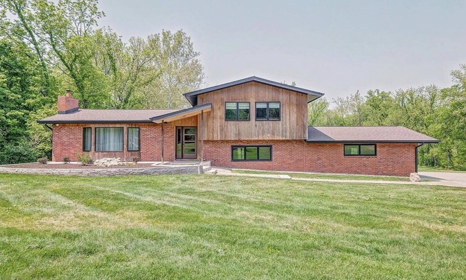 Bloomington House | Relaxing 5 Bedroom - 10 mins from IU stadium