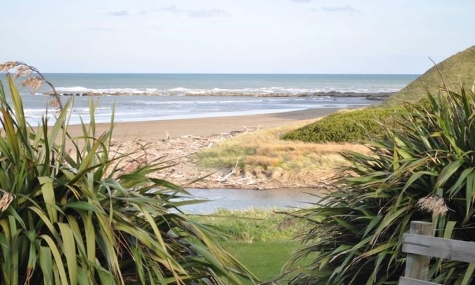 Porangahau House | Relaxing beach bach with sea views